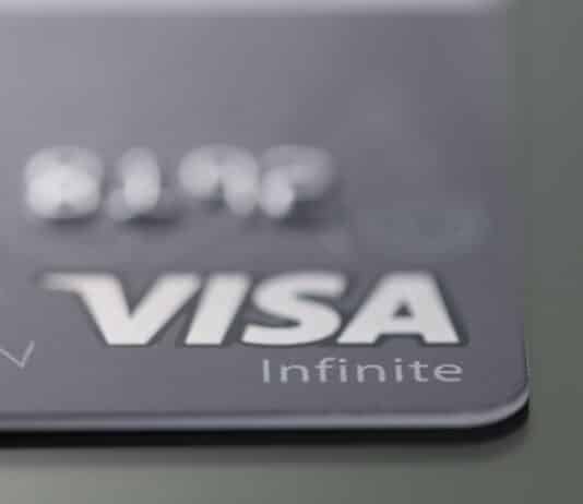 Carte Visa Infinite : quels sont ses avantages ? Gros plan sur le logo Visa Infinite