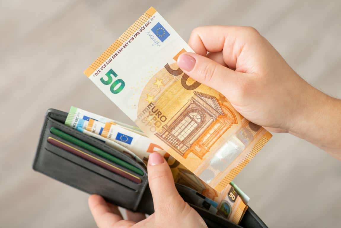 Personne tenant un faux billet de 50 euros