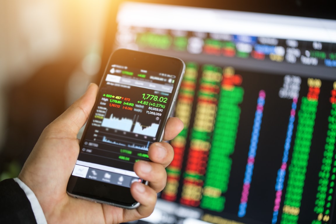 Passer par des plateformes de trading en ligne pour acheter des actions