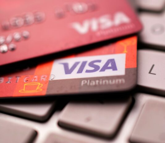 Visa Platinum : pour qui, pour quoi, comment l’obtenir ? Gros plan sur une carte Visa Platinum