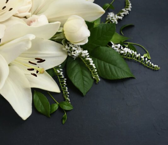 Pourquoi choisir une assurance pour les obsèques ? fleurs pour des obsèques